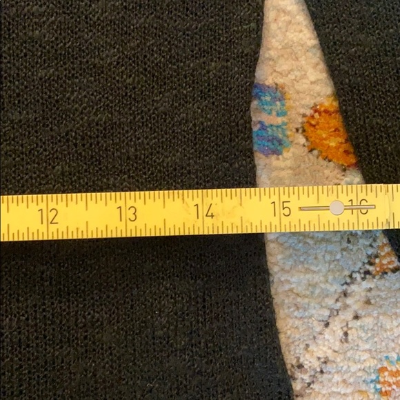 Cute sweater! Like new 🖤🤍 - Picture 4 of 5